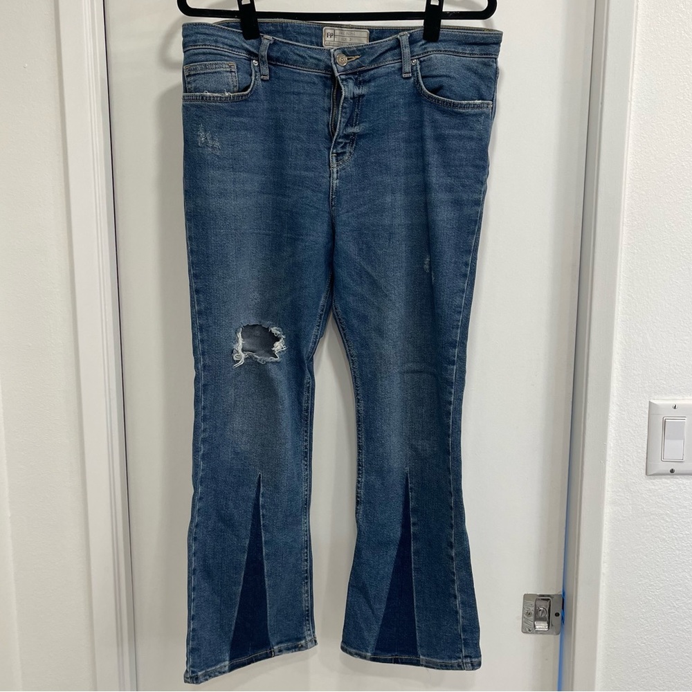 Free People cropped slightly flared jeans. Size 31